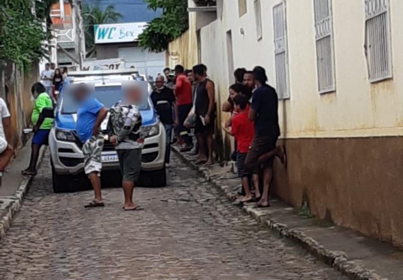 Ituaçu: Polícia apreende arma, droga e munições em residência, uma pessoa foi presa