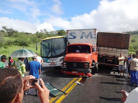 Jequié: Caminhão-baú fica preso entre dois veículos durante acidente 