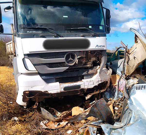 Tanhaçu: Colisão entre carro de passeio e caminhão deixa duas vítimas fatais na BA-026