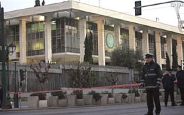 Grupo de vândalos invade embaixada do Brasil em Atenas