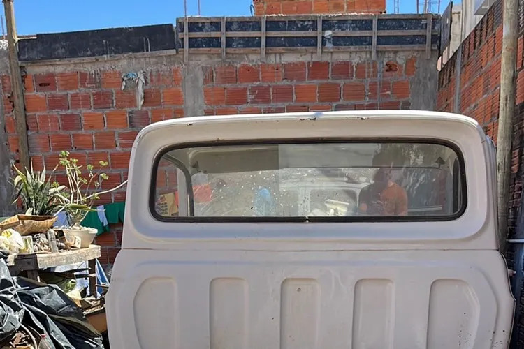 Polícia recupera veículo roubado que seria desmanchado em Guanambi