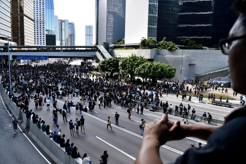 Greve geral e protestos em Hong Kong provocam o caos nos transportes públicos; governo promete reação