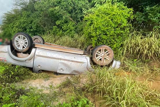 Vice-prefeito de Ituaçu sofre acidente na Ba-142, veículo ficou destruído
