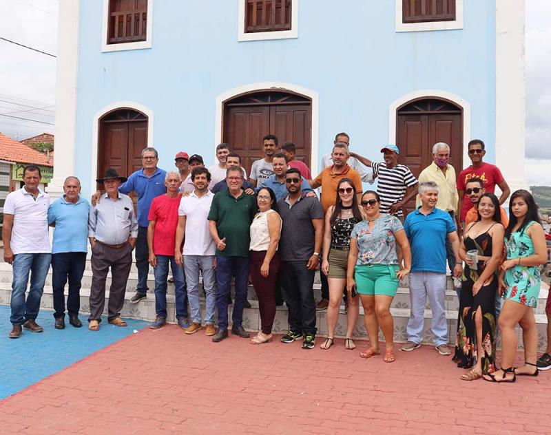 Em Tranqueiras distrito de Ituaçu, Manuel Rocha e Zé Rocha são recepcionados por populares e lideranças políticas, veja o vídeo