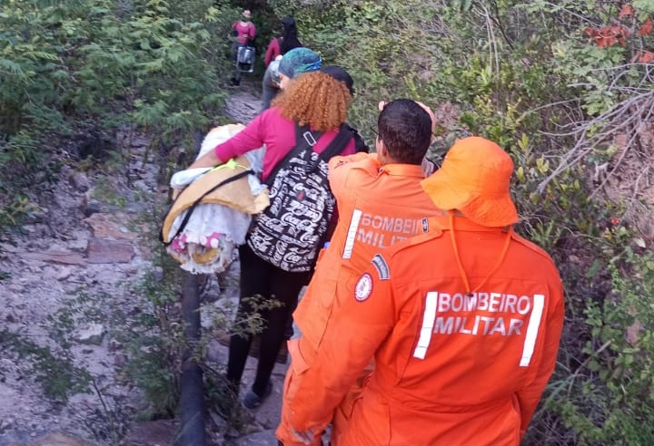 Bombeiros do 7ºGBM utilizam técnicas de rappel para resgatar grupo que se perdeu na serra dos montes altos em Guanambi