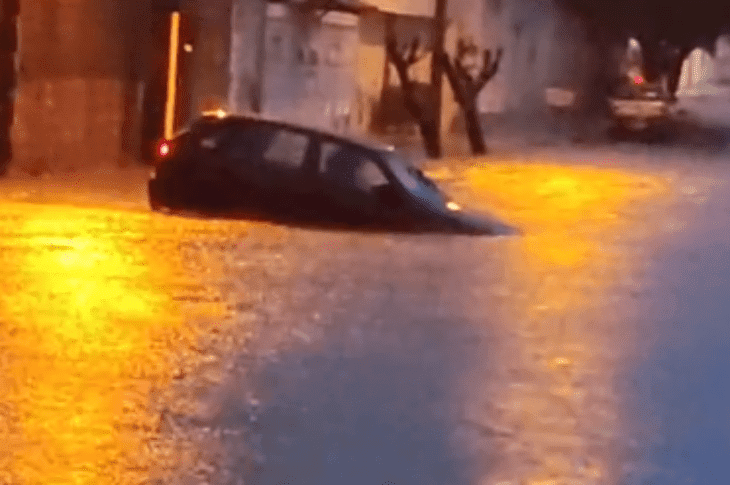 Forte chuva deixa ruas alagadas e carros boiando em Guanambi