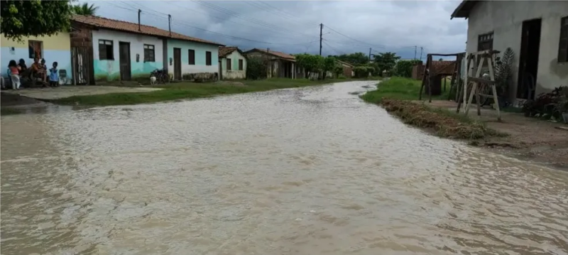 Chuvas deixam ruas alagadas e provocam transtornos em Guanambi 
