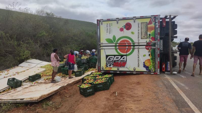 Caminhão tomba na BA-142 entre Ituaçu e Tanhaçu; carga de tomate foi saqueada