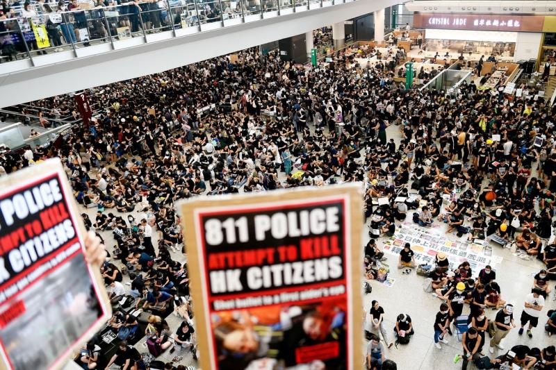 Aeroporto de Hong Kong tem 4º dia de protestos e voos são cancelados