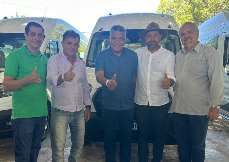 Vereador André Berkovitz acompanha prefeito de Rio do Antônio na entrega da van 0 km, e solicita mecanização agrícola para Associação do Juazeiro