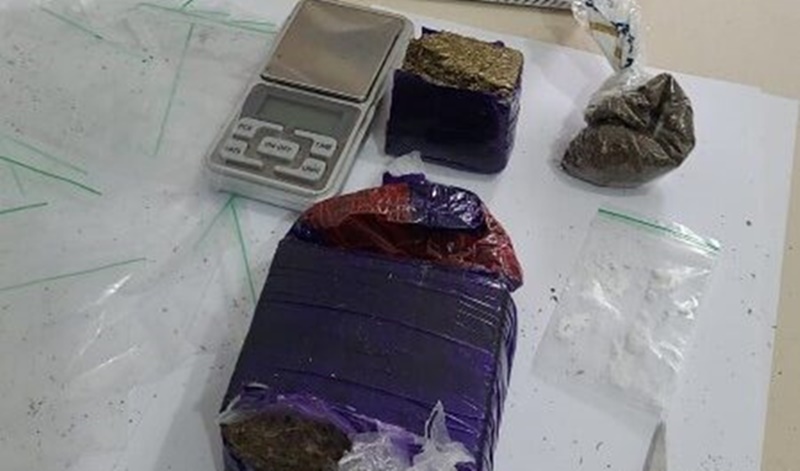 Homem com tornozeleira eletrônica é preso acusado de tráfico de drogas em Brumado
