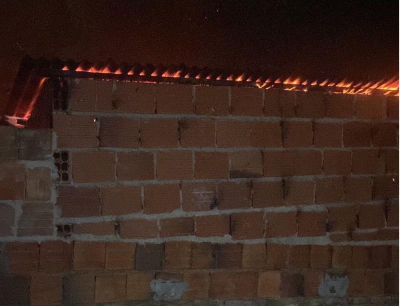 Incêndio atinge residência em Caetité; idoso é socorrido com queimaduras e militares combateram o fogo