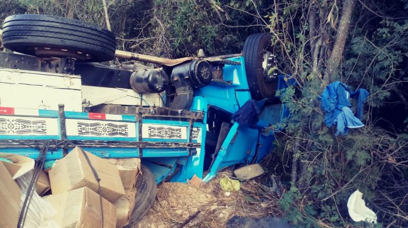 Caminhoneiro de Tanhaçu sofre acidente na BR-030, trecho de Caetité